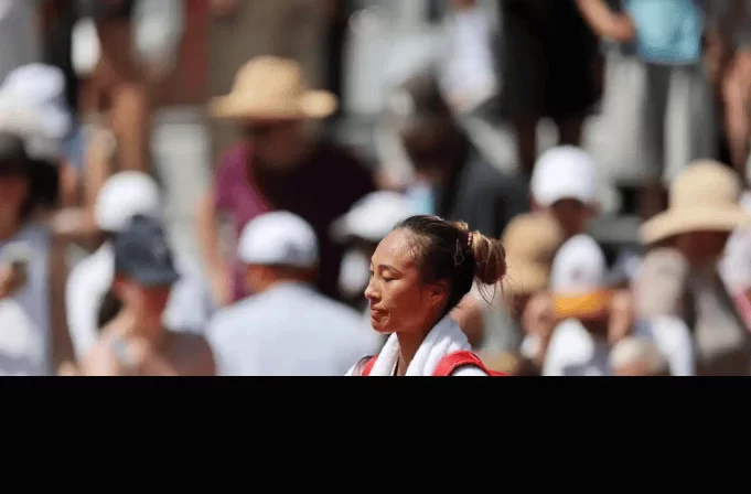 郑钦文法网遭遇一轮游，发布会落泪，官宣一个重大决定！_首轮比赛_赛事_选手